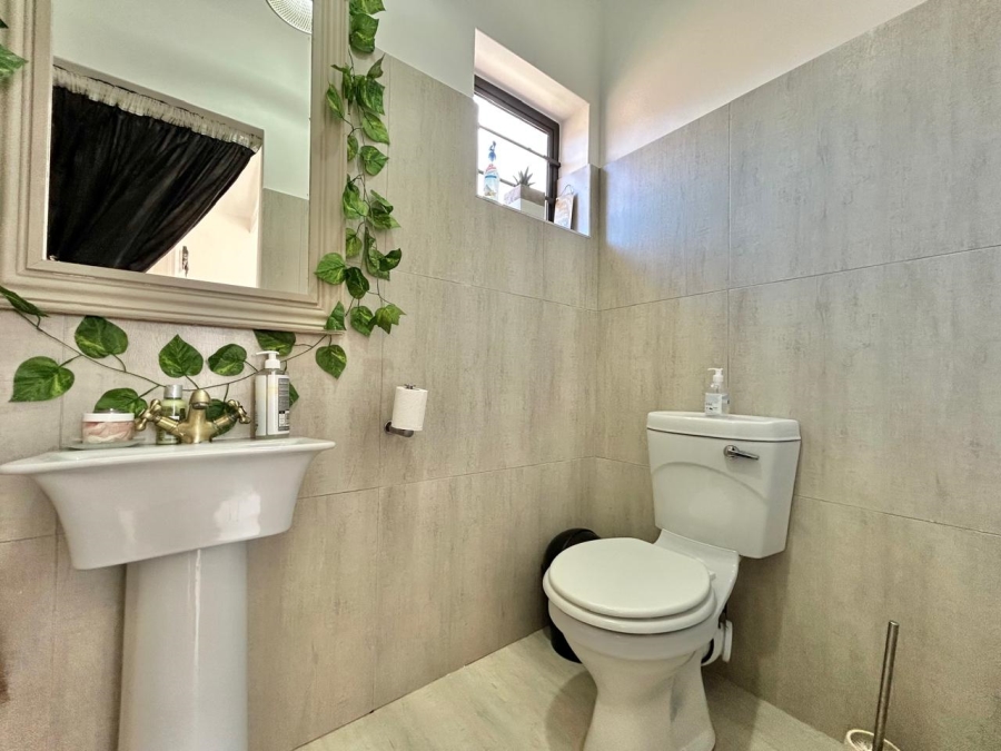 4 Bedroom Property for Sale in Wavecrest Eastern Cape